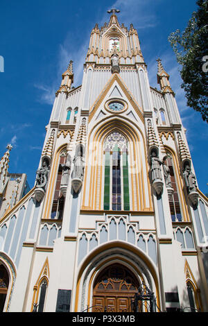 Fachada frontal da basílica Nossa Senhora de Lurdes, possui imagens de Santos feitas em Cimento que sustentam os Outros detalhes na parte Superior, Como ein imagem de Nossa Senhora de Lourdes ao Centro. Ein Basílica possui predominantemente neogótica arquitetura e está situada na Cidade de Belo Horizonte, Minas Gerais. Stockfoto