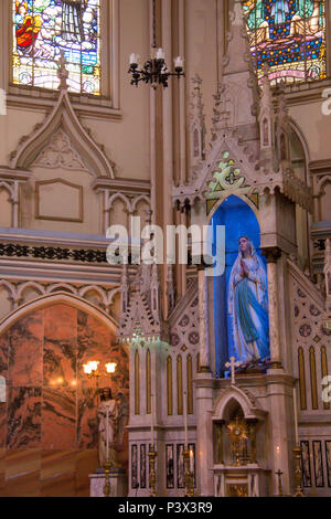 Imagem de Nossa Senhora de Lourdes, keinen Altar der Basílica de Nossa Senhora de Lurdes, que arquitetura possui predominantemente neogótica, situada na Cidade de Belo Horizonte, Minas Gerais. Stockfoto