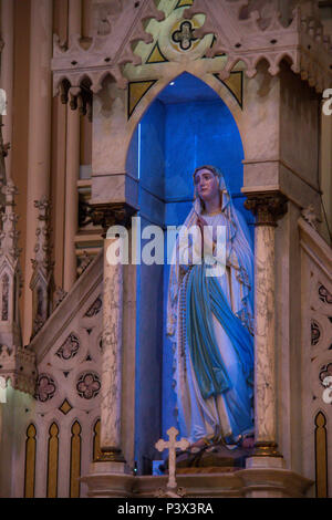 Imagem de Nossa Senhora de Lourdes, keinen Altar der Basílica de Nossa Senhora de Lurdes, que arquitetura possui predominantemente neogótica, situada na Cidade de Belo Horizonte, Minas Gerais. Stockfoto