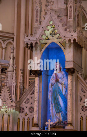 Imagem de Nossa Senhora de Lourdes, keinen Altar der Basílica de Nossa Senhora de Lurdes, que arquitetura possui predominantemente neogótica, situada na Cidade de Belo Horizonte, Minas Gerais. Stockfoto