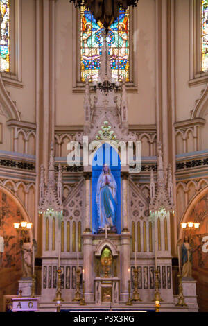 Imagem de Nossa Senhora de Lourdes, keinen Altar der Basílica de Nossa Senhora de Lurdes, que arquitetura possui predominantemente neogótica, situada na Cidade de Belo Horizonte, Minas Gerais. Stockfoto