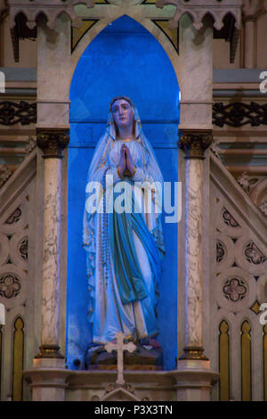 Imagem de Nossa Senhora de Lourdes, localizada keinen Altar zentrale da Basílica de Lourdes. Ein Basílica arquitetura possui predominantemente neogótica, situada na Cidade de Belo Horizonte, Minas Gerais. Stockfoto