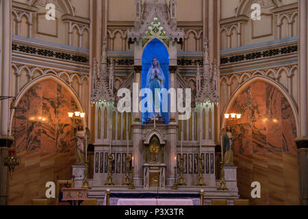 Imagem de Nossa Senhora de Lourdes, localizada keinen Altar zentrale da Basílica de Lourdes. Ein Basílica arquitetura possui predominantemente neogótica, situada na Cidade de Belo Horizonte, Minas Gerais. Stockfoto