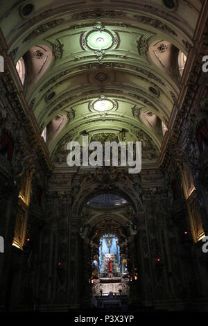 Keinen Altar - mor, abaixo do crucifixo, ein virgem tun Carmelo, Santa Teresa d'Avila e Santa Merrenciana (avó de Maria, segundo o Proto-Evangelho de São Tiago), kom Santa Ana e a Virgem Maria nos Braços. Vista de detalhes artísticos, Religiosos e arquitetônicos Da Igreja da ordem Terceira do Carmo, Na Rua Primeiro de Setembro (Antiga Rua Direita) keine Centro do Rio. Stockfoto