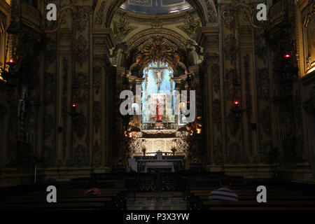 Keinen Altar - mor, abaixo do crucifixo, ein virgem tun Carmelo, Santa Teresa d'Avila e Santa Merrenciana (avó de Maria, segundo o Proto-Evangelho de São Tiago), kom Santa Ana e a Virgem Maria nos Braços. Vista de detalhes artísticos, Religiosos e arquitetônicos Da Igreja da ordem Terceira do Carmo, Na Rua Primeiro de Setembro (Antiga Rua Direita) keine Centro do Rio. Stockfoto