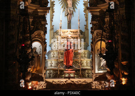 Keinen Altar - mor, abaixo do crucifixo, ein virgem tun Carmelo, Santa Teresa d'Avila e Santa Merrenciana (avó de Maria, segundo o Proto-Evangelho de São Tiago), kom Santa Ana e a Virgem Maria nos Braços. Vista de detalhes artísticos, Religiosos e arquitetônicos Da Igreja da ordem Terceira do Carmo, Na Rua Primeiro de Setembro (Antiga Rua Direita) keine Centro do Rio. Stockfoto