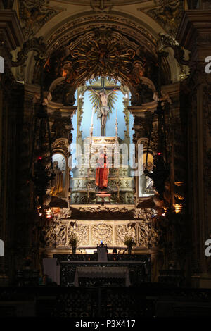 Keinen Altar - mor, abaixo do crucifixo, ein virgem tun Carmelo, Santa Teresa d'Avila e Santa Merrenciana (avó de Maria, segundo o Proto-Evangelho de São Tiago), kom Santa Ana e a Virgem Maria nos Braços. Vista de detalhes artísticos, Religiosos e arquitetônicos Da Igreja da ordem Terceira do Carmo, Na Rua Primeiro de Setembro (Antiga Rua Direita) keine Centro do Rio. Stockfoto