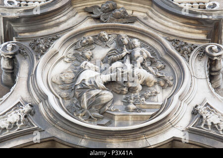 Portal principal de entrada Foi trazido de Lisboa em 1761. Um medalhão que Mostra São Simão Sotck recebendo o escapulário das mãos da Virgem do Carmo, que carrega Menino Jesus. Vista de detalhes artísticos, Religiosos e arquitetônicos Da Igreja da ordem Terceira do Carmo, Na Rua Primeiro de Setembro (Antiga Rua Direita) keine Centro do Rio. Stockfoto