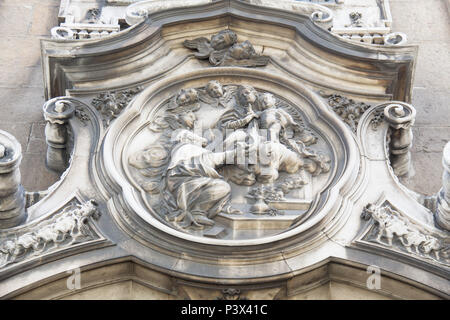 Portal principal de entrada Foi trazido de Lisboa em 1761. Um medalhão que Mostra São Simão Sotck recebendo o escapulário das mãos da Virgem do Carmo, que carrega Menino Jesus. Vista de detalhes artísticos, Religiosos e arquitetônicos Da Igreja da ordem Terceira do Carmo, Na Rua Primeiro de Setembro (Antiga Rua Direita) keine Centro do Rio. Stockfoto