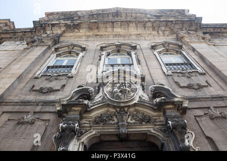 Portal principal de entrada Foi trazido de Lisboa em 1761. Um medalhão que Mostra São Simão Sotck recebendo o escapulário das mãos da Virgem do Carmo, que carrega Menino Jesus. Vista de detalhes artísticos, Religiosos e arquitetônicos Da Igreja da ordem Terceira do Carmo, Na Rua Primeiro de Setembro (Antiga Rua Direita) keine Centro do Rio. Stockfoto