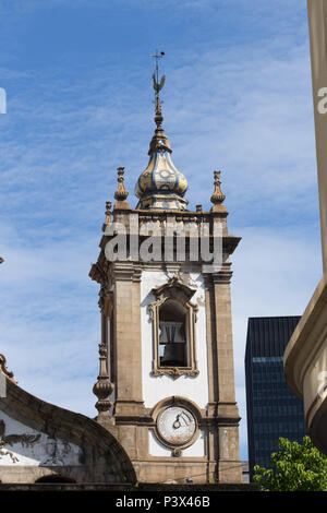 Calendário em formato de Relógio ornamenta Uma das Torres da igreja. Fachada e detalhes arquitetônicos Da Igreja de São Francisco de Paula, keine Largo de São Francisco de Paula, Centro Histórico do Rio. Ein construção iniciou-se em 1759 com Iniciativa dos irmãos Da Ordem Terceira dos Mínimos de São Francisco de Paula, Kom conclusão em 1801, Só ficou completamente pronta em 1861, quando Foi inaugurada por Dom Pedro II e Teresa Cristina. Atualmente é a maior Igreja da Cidade Segunda, ficando atrás apenas Da Igreja da Candelária. Na fachada destacam-se als Duas Torres imponentes, os sinos, relógio e c Stockfoto