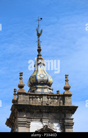 Fachada e detalhes arquitetônicos Da Igreja de São Francisco de Paula, keine Largo de São Francisco de Paula, Centro Histórico do Rio. Ein construção iniciou-se em 1759 com Iniciativa dos irmãos Da Ordem Terceira dos Mínimos de São Francisco de Paula, Kom conclusão em 1801, Só ficou completamente pronta em 1861, quando Foi inaugurada por Dom Pedro II e Teresa Cristina. Atualmente é a maior Igreja da Cidade Segunda, ficando atrás apenas Da Igreja da Candelária. Na fachada destacam-se als Duas Torres imponentes, os sinos, relógio e calendário. O innere é Rico em detalhes talhados artísticos por Mest Stockfoto