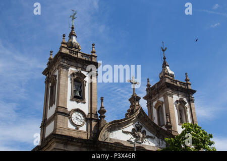 Fachada e detalhes arquitetônicos Da Igreja de São Francisco de Paula, keine Largo de São Francisco de Paula, Centro Histórico do Rio. Ein construção iniciou-se em 1759 com Iniciativa dos irmãos Da Ordem Terceira dos Mínimos de São Francisco de Paula, Kom conclusão em 1801, Só ficou completamente pronta em 1861, quando Foi inaugurada por Dom Pedro II e Teresa Cristina. Atualmente é a maior Igreja da Cidade Segunda, ficando atrás apenas Da Igreja da Candelária. Na fachada destacam-se als Duas Torres imponentes, os sinos, relógio e calendário. O innere é Rico em detalhes talhados artísticos por Mest Stockfoto