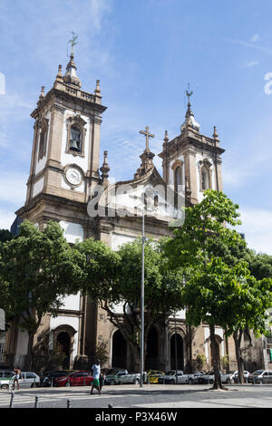 Fachada e detalhes arquitetônicos Da Igreja de São Francisco de Paula, keine Largo de São Francisco de Paula, Centro Histórico do Rio. Ein construção iniciou-se em 1759 com Iniciativa dos irmãos Da Ordem Terceira dos Mínimos de São Francisco de Paula, Kom conclusão em 1801, Só ficou completamente pronta em 1861, quando Foi inaugurada por Dom Pedro II e Teresa Cristina. Atualmente é a maior Igreja da Cidade Segunda, ficando atrás apenas Da Igreja da Candelária. Na fachada destacam-se als Duas Torres imponentes, os sinos, relógio e calendário. O innere é Rico em detalhes talhados artísticos por Mest Stockfoto