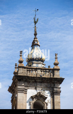 Galo dos Ventos chama atenção keine Alto das Torres. Fachada e detalhes arquitetônicos Da Igreja de São Francisco de Paula, keine Largo de São Francisco de Paula, Centro Histórico do Rio. Ein construção iniciou-se em 1759 com Iniciativa dos irmãos Da Ordem Terceira dos Mínimos de São Francisco de Paula, Kom conclusão em 1801, Só ficou completamente pronta em 1861, quando Foi inaugurada por Dom Pedro II e Teresa Cristina. Atualmente é a maior Igreja da Cidade Segunda, ficando atrás apenas Da Igreja da Candelária. Na fachada destacam-se als Duas Torres imponentes, os sinos, relógio e calendário. O interi Stockfoto