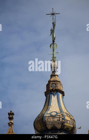 Algumas peças tun Mosaico de Azulejos das cúpulas caíram e precisam de reparos. Fachada e detalhes arquitetônicos Da Igreja de São Francisco de Paula, keine Largo de São Francisco de Paula, Centro Histórico do Rio. Ein construção iniciou-se em 1759 com Iniciativa dos irmãos Da Ordem Terceira dos Mínimos de São Francisco de Paula, Kom conclusão em 1801, Só ficou completamente pronta em 1861, quando Foi inaugurada por Dom Pedro II e Teresa Cristina. Atualmente é a maior Igreja da Cidade Segunda, ficando atrás apenas Da Igreja da Candelária. Na fachada destacam-se als Duas Torres imponentes, os sinos, r Stockfoto