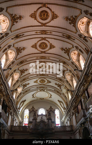 Um órgão de Grande Porte pode ser Visto na parte Superior da igreja, próximo à Entrada. Vista de artísticos e detalhes arquitetônicos Da Igreja de Nossa Senhora do Carmo, ein Antiga Sé. Na igreja foram celebradas cerimônias importantes para a História do Brasil, Como ein sagração dos imperadores Dom Pedro I e Dom Pedro II e também o casamento da Princesa Isabel com o Conde d'Eu. Dom João VI designou ein igreja como Capela Real Portuguesa e depois como Catedral do Rio de Janeiro, mantida até 1976 keine Lokale. Stockfoto