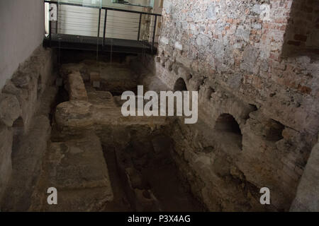 Sítio Arqueológico keine Interior da igreja Mostra escavações em Uma área de Paliçada. Vista de artísticos e detalhes arquitetônicos Da Igreja de Nossa Senhora do Carmo, ein Antiga Sé. Na igreja foram celebradas cerimônias importantes para a História do Brasil, Como ein sagração dos imperadores Dom Pedro I e Dom Pedro II e também o casamento da Princesa Isabel com o Conde d'Eu. Dom João VI designou ein igreja como Capela Real Portuguesa e depois como Catedral do Rio de Janeiro, mantida até 1976 keine Lokale. Stockfoto