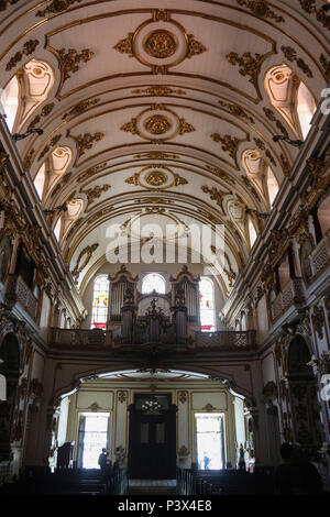 Um órgão de Grande Porte pode ser Visto na parte Superior da igreja, próximo à Entrada. Vista de artísticos e detalhes arquitetônicos Da Igreja de Nossa Senhora do Carmo, ein Antiga Sé. Na igreja foram celebradas cerimônias importantes para a História do Brasil, Como ein sagração dos imperadores Dom Pedro I e Dom Pedro II e também o casamento da Princesa Isabel com o Conde d'Eu. Dom João VI designou ein igreja como Capela Real Portuguesa e depois como Catedral do Rio de Janeiro, mantida até 1976 keine Lokale. Stockfoto