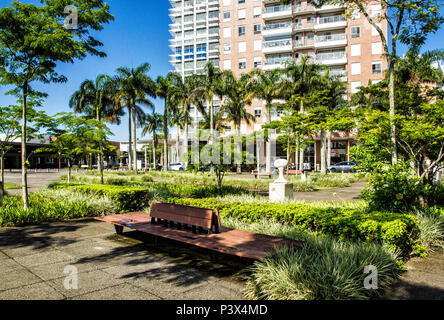 Mobiliário urbano na Praça Passeio Pedra Branca, na Cidade Pedra Branca, äh empreendimento imobiliário sustentável na Grande Florianópolis. Palhoça, Santa Catarina, Brasilien. Stockfoto