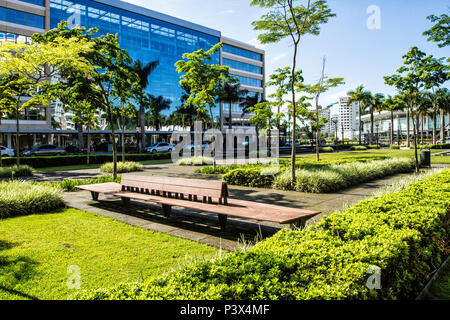 Mobiliário urbano na Praça Passeio Pedra Branca, na Cidade Pedra Branca, äh empreendimento imobiliário sustentável na Grande Florianópolis. Palhoça, Santa Catarina, Brasilien. Stockfoto