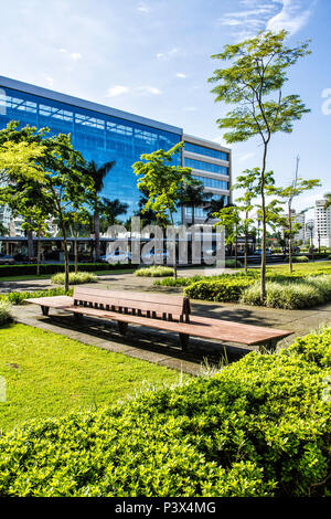 Mobiliário urbano na Praça Passeio Pedra Branca, na Cidade Pedra Branca, äh empreendimento imobiliário sustentável na Grande Florianópolis. Palhoça, Santa Catarina, Brasilien. Stockfoto