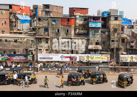 Slum in Bandra East Station, Mumbai, Indien Stockfoto