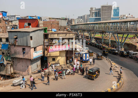 Slum in Bandra East Station, Mumbai, Indien Stockfoto