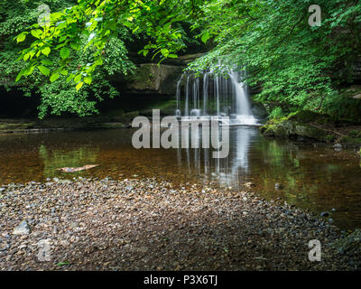 West Burton Wasserfall oder Kessel fällt im Dorf West Burton in Wensleydale Yorkshire Dales England Stockfoto