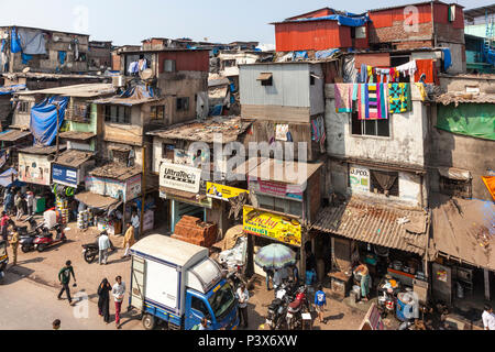 Slum in Bandra East Station, Mumbai, Indien Stockfoto