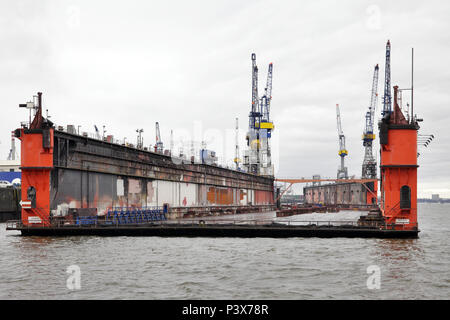 Hamburg, Deutschland, leeres Schwimmdock von Blohm und Voss im Hamburger Hafen Stockfoto