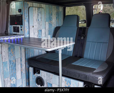 Innenraum eines benutzerdefinierten Volkswagen T6 Wohnmobil. Stockfoto