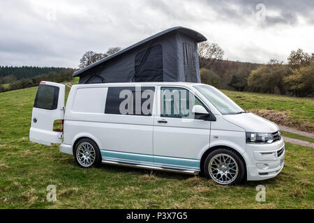 Weißen Volkswagen T6 Wohnmobil. Stockfoto