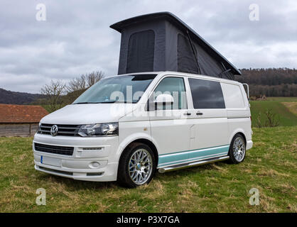 Weißen Volkswagen T6 Wohnmobil. Stockfoto