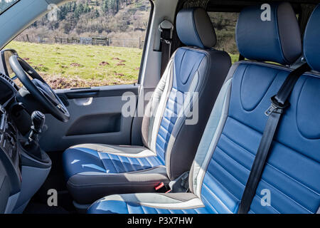 Ledersitze in einer benutzerdefinierten Volkswagen T6 Wohnmobil. Stockfoto