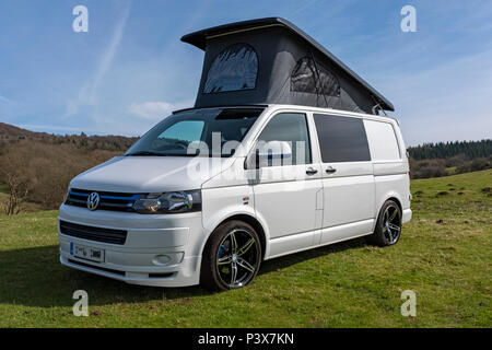 Weißen Volkswagen T6 Wohnmobil. Stockfoto