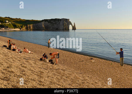 Etretat (Nordfrankreich), Stadt an der "Cote d'Albatre' (Norman Küste), im Bereich 'Pays de Caux'. Kieselstrand mit dem Bogen 'Porte dÕAval Stockfoto