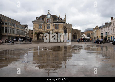 Moody Himmel über der Guildhall in Cathedral Square, Peterborough England Großbritannien Stockfoto