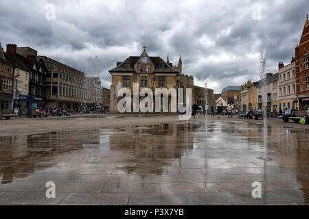 Moody Himmel über der Guildhall in Cathedral Square, Peterborough England Großbritannien Stockfoto