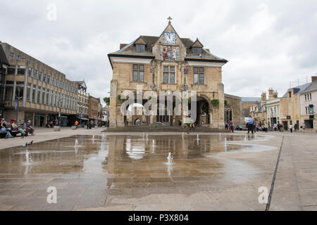 Moody Himmel über der Guildhall in Cathedral Square, Peterborough England Großbritannien Stockfoto