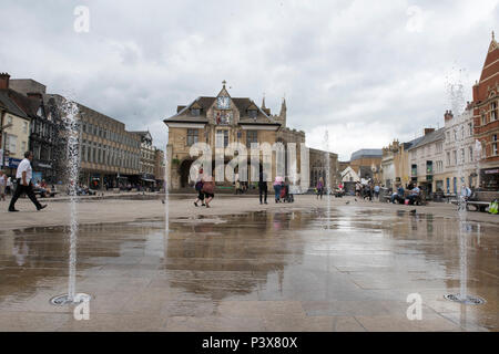 Moody Himmel über der Guildhall in Cathedral Square, Peterborough England Großbritannien Stockfoto