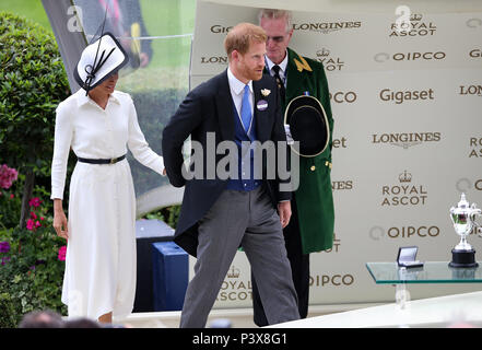 Prinz Harry, Herzog von Sussex und Meghan, Herzogin von Sussex vorhanden die Preise nach ohne Bewährung des St James's Palace Stakes während der Tag des Royal Ascot Hotel in Ascot Pferderennbahn gewonnen. Stockfoto