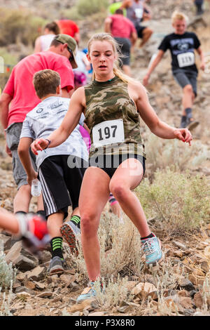 Weibliche Athleten Ruby Braun konkurriert in einem Wettlauf und steigen 'Berg (Tenderfoot Berg) während der jährlichen Fibark Festival; Salida, Colorado; Stockfoto