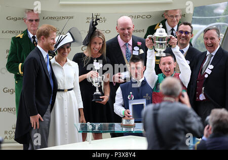 Prinz Harry, Herzog von Sussex (links) und Meghan, Herzogin von Sussex vorhanden die Auszeichnungen Jockey Frankie Dettori (mit Pokal, rechts) und Trainer John gosden (Mitte, hinten) und Inhaber John Gunther (rechts) nach ohne Bewährung des St James's Palace Stakes gewonnen während der Tag des Royal Ascot Hotel in Ascot Pferderennbahn. Stockfoto