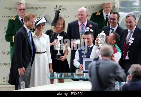 Prinz Harry, Herzog von Sussex (links) und Meghan, Herzogin von Sussex vorhanden die Auszeichnungen Jockey Frankie Dettori (mit Pokal, rechts) und Trainer John gosden (Mitte, hinten) und Inhaber John Gunther (rechts) nach ohne Bewährung des St James's Palace Stakes gewonnen während der Tag des Royal Ascot Hotel in Ascot Pferderennbahn. Stockfoto