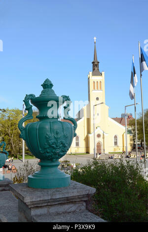 Dekoratives grün Urne im Vordergrund auf Mayeri Schritte, darüber hinaus steht das St John's Kirche in Platz der Freiheit, Tallinn, Estland Stockfoto