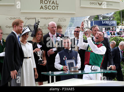 Prinz Harry, Herzog von Sussex (links) und Meghan, Herzogin von Sussex vorhanden die Auszeichnungen Jockey Frankie Dettori (mit Pokal, rechts) und Trainer John gosden (Mitte, hinten) und Inhaber John Gunther (rechts) nach ohne Bewährung des St James's Palace Stakes gewonnen während der Tag des Royal Ascot Hotel in Ascot Pferderennbahn. Stockfoto