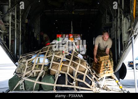 Master Sgt. Paul Serafini, Expeditionary 746th Airlift Squadron Lademeister, sichert einen Milch Hocker Rampe support Plattform und Riemen nach unten eine Ladung auf einer C-130 Hercules vor Juni 28, 2016, Al Udeid Air Base, Katar. C-130 Maintainer und Operations Group von der 914th Airlift Wing aus Niagara Falls Luft finden Station, New York, haben hier seit 2005 eingesetzten Mission der US Air Forces Central Command zu unterstützen. (U.S. Air Force Foto/Senior Airman Janelle Unión/Freigegeben) Stockfoto