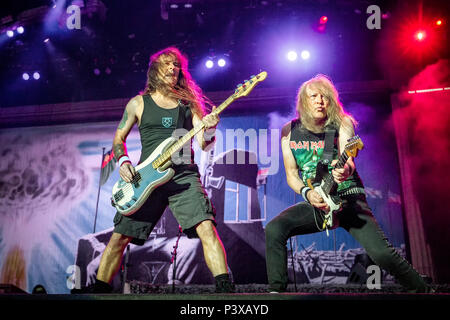 Schweden, Solvesborg - Juni 07., 2018. Iron Maiden, der Englischen heavy metal band, führt ein Live Konzert während der schwedischen Musik Festival Sweden Rock Festival 2018. Hier Bassist Steve Harris (L) wird gesehen, live auf der Bühne mit dem Gitarristen Janick Gers (R). (Foto: Gonzales Foto - Terje Dokken). Stockfoto