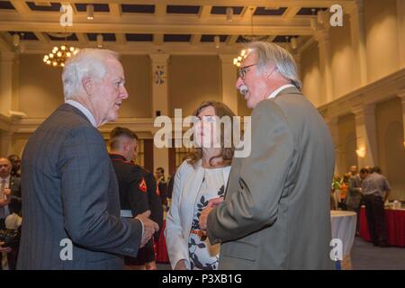 Us-Senator für Texas, dem Herrn Abgeordneten John Cornyn, spricht mit den Gästen bei einem Empfang vor dem Abend Parade bei Marine Barracks Washington, Washington, D.C., 15. Juli 2016. Abend Paraden sind als Mittel zur Einhaltung der hohen Beamten statt, verehrte Bürger und Förderer des Marine Corps. (U.S. Marine Corps Foto von Lance Cpl. Kayla V. Staten) Stockfoto